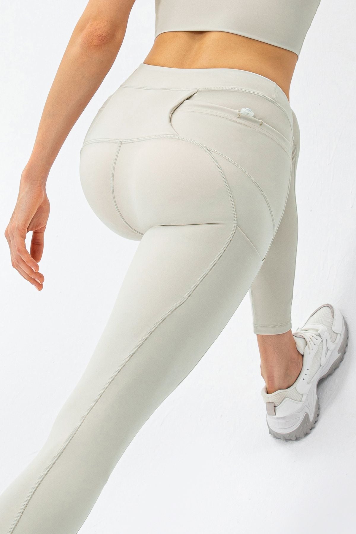 No Front Seam Leggings with Multi-Pockets by bornfocus