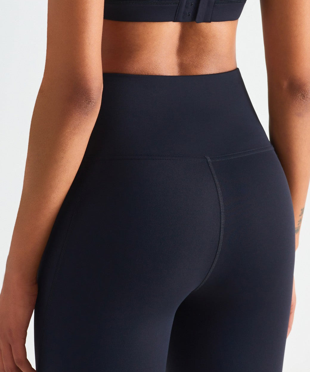 V-shaped Yoga Leggings with Pockets by bornfocus