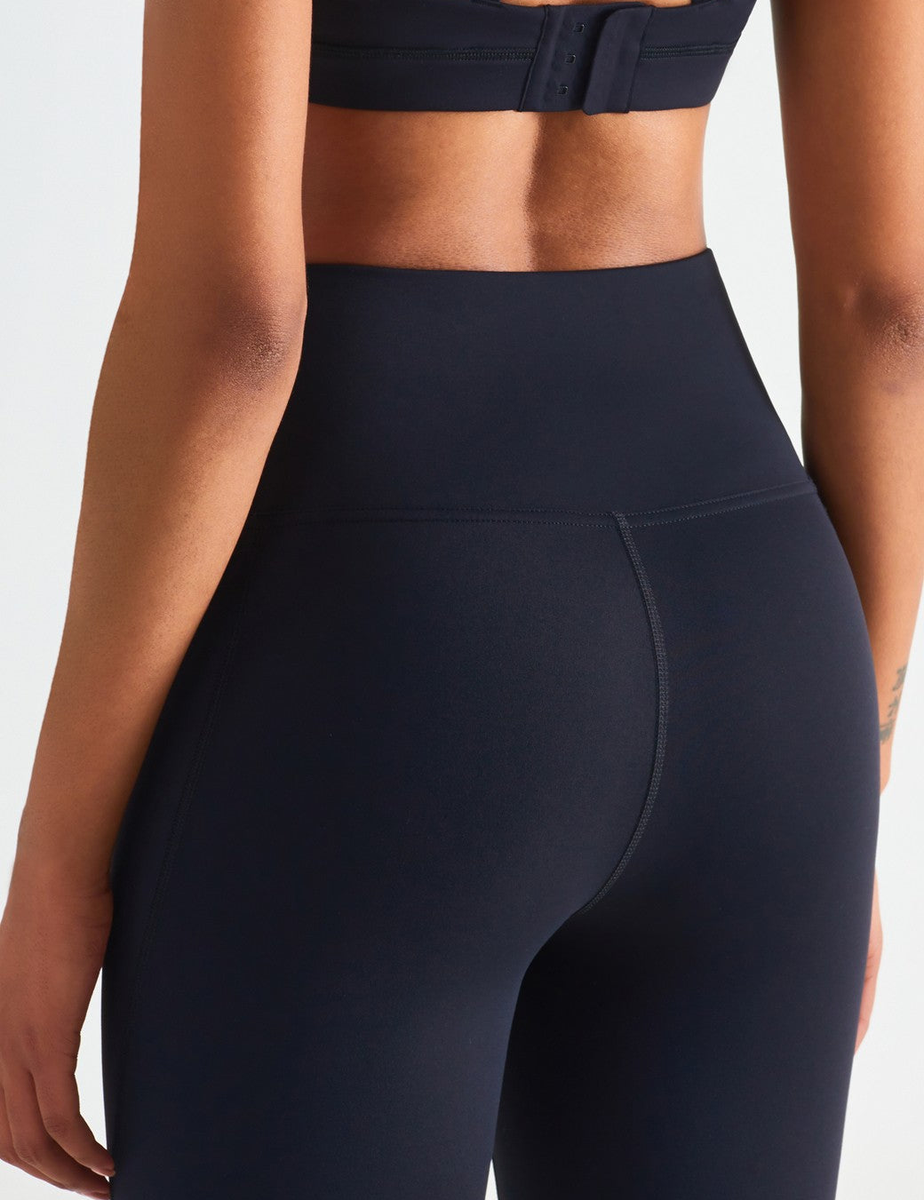 V-shaped Yoga Leggings with Pockets by bornfocus