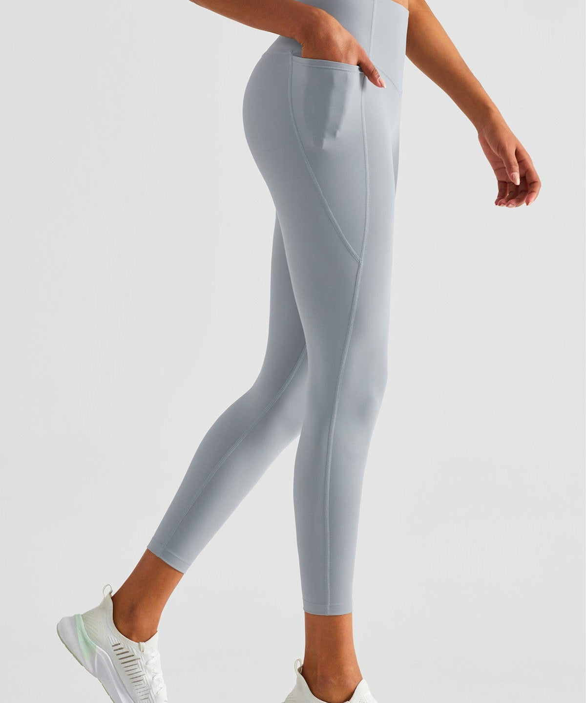 V-shaped Yoga Leggings with Pockets by bornfocus