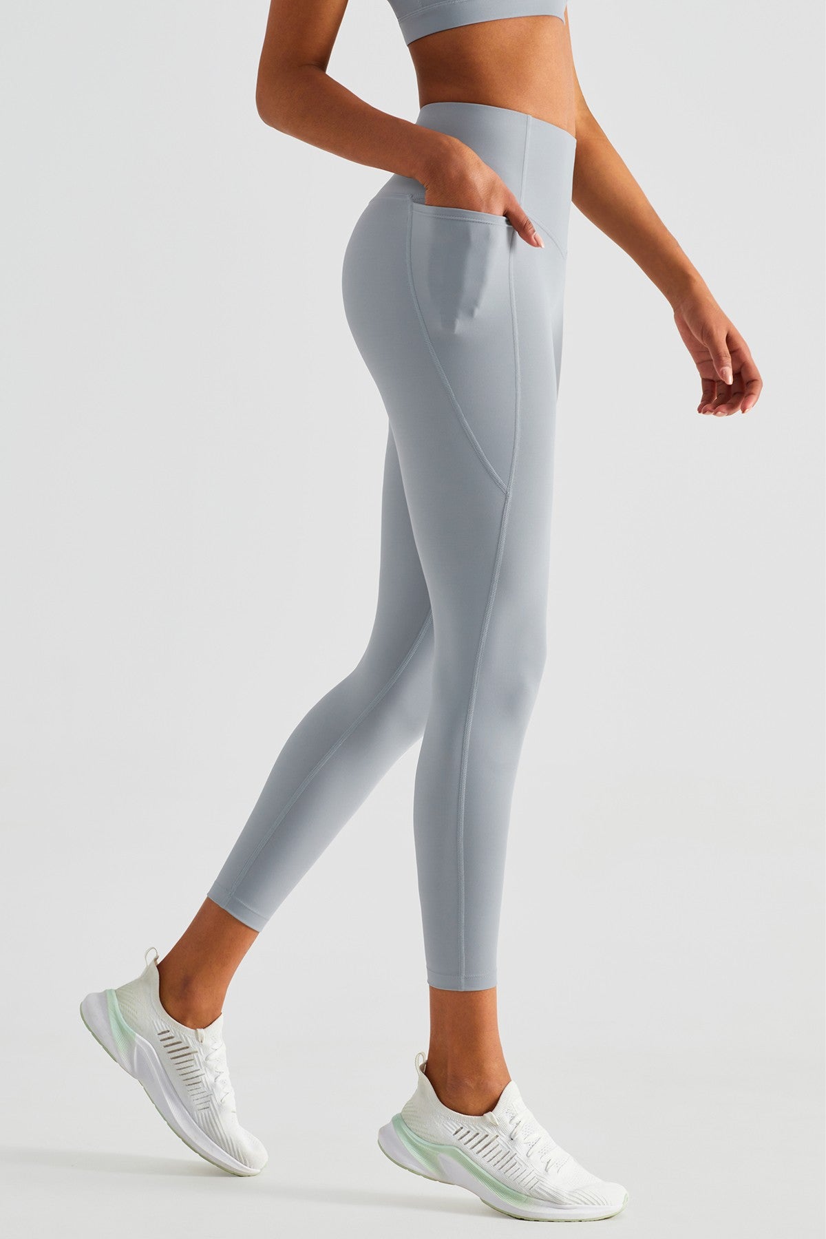 V-shaped Yoga Leggings with Pockets by bornfocus