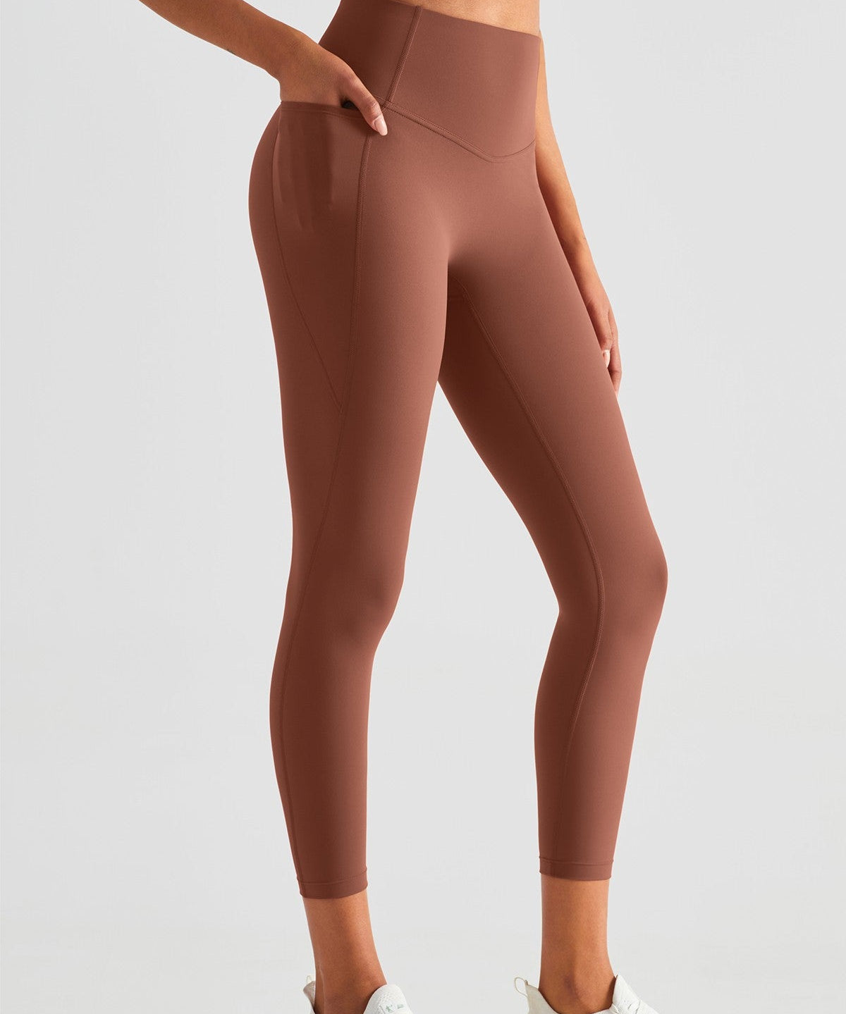 V-shaped Yoga Leggings with Pockets by bornfocus