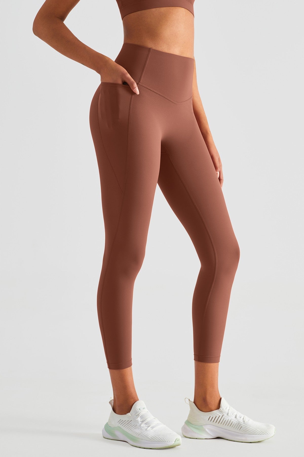 V-shaped Yoga Leggings with Pockets by bornfocus