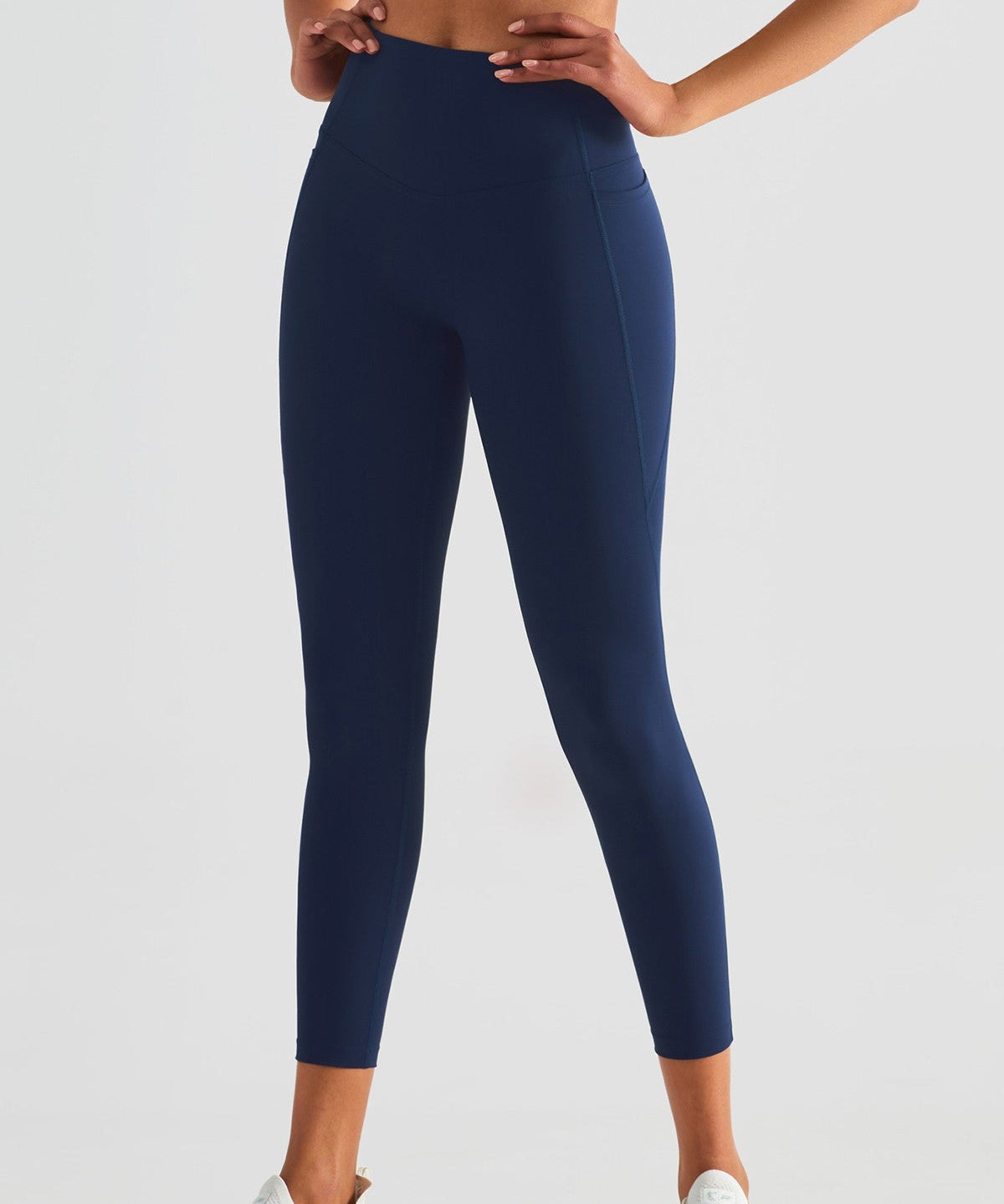 V-shaped Yoga Leggings with Pockets by bornfocus