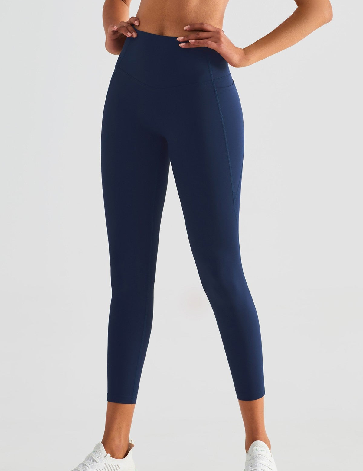 V-shaped Yoga Leggings with Pockets by bornfocus