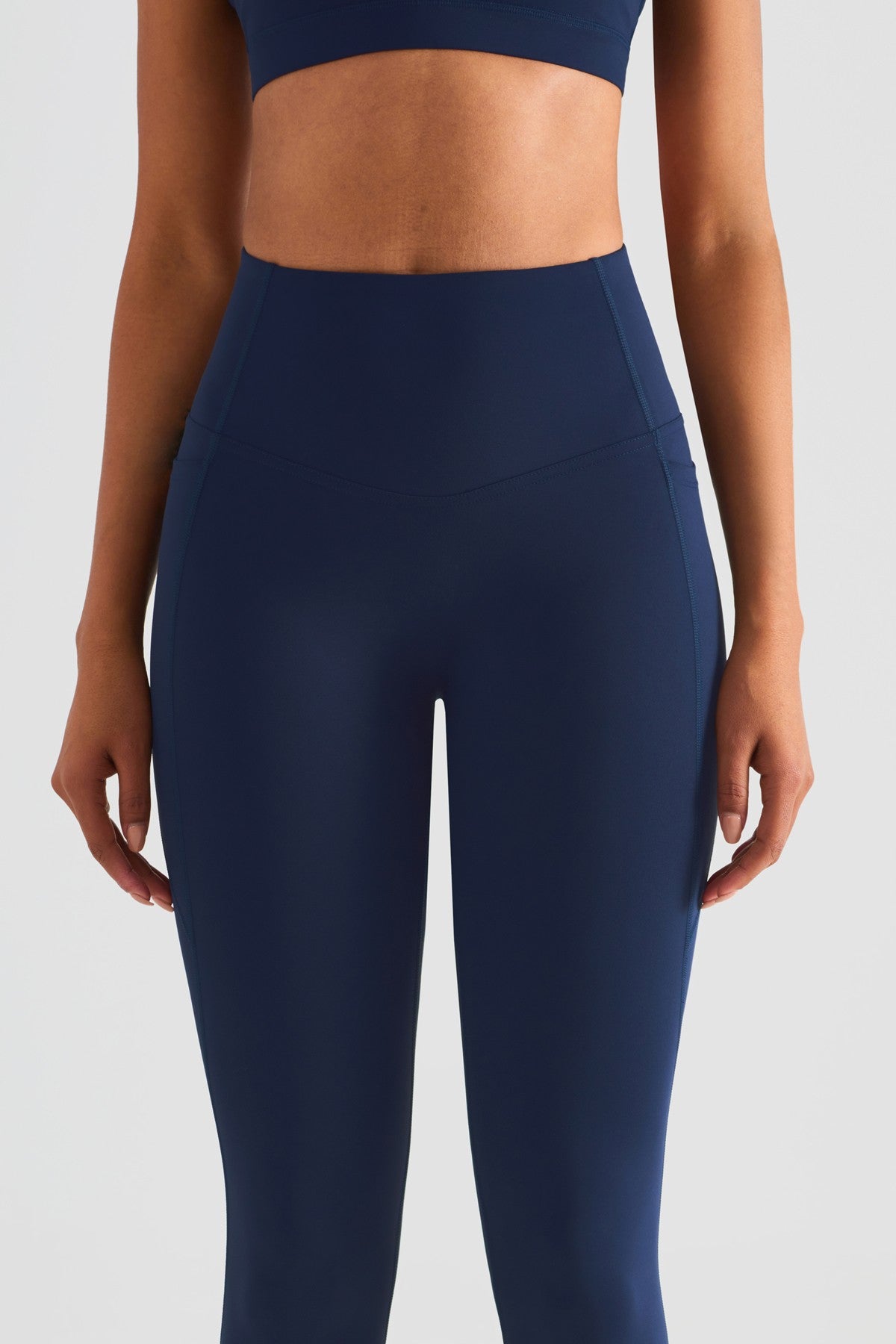 V-shaped Yoga Leggings with Pockets by bornfocus