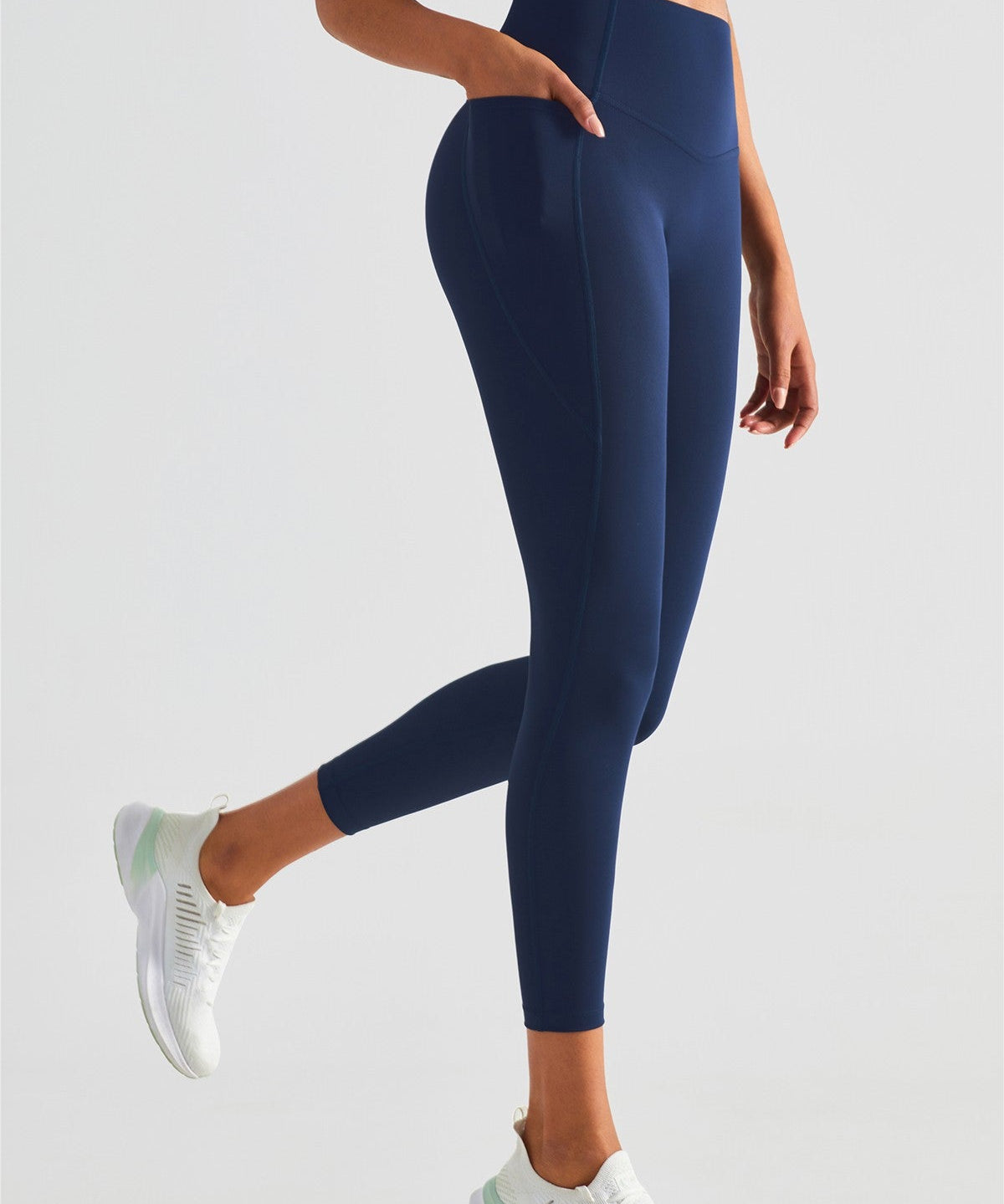 V-shaped Yoga Leggings with Pockets by bornfocus