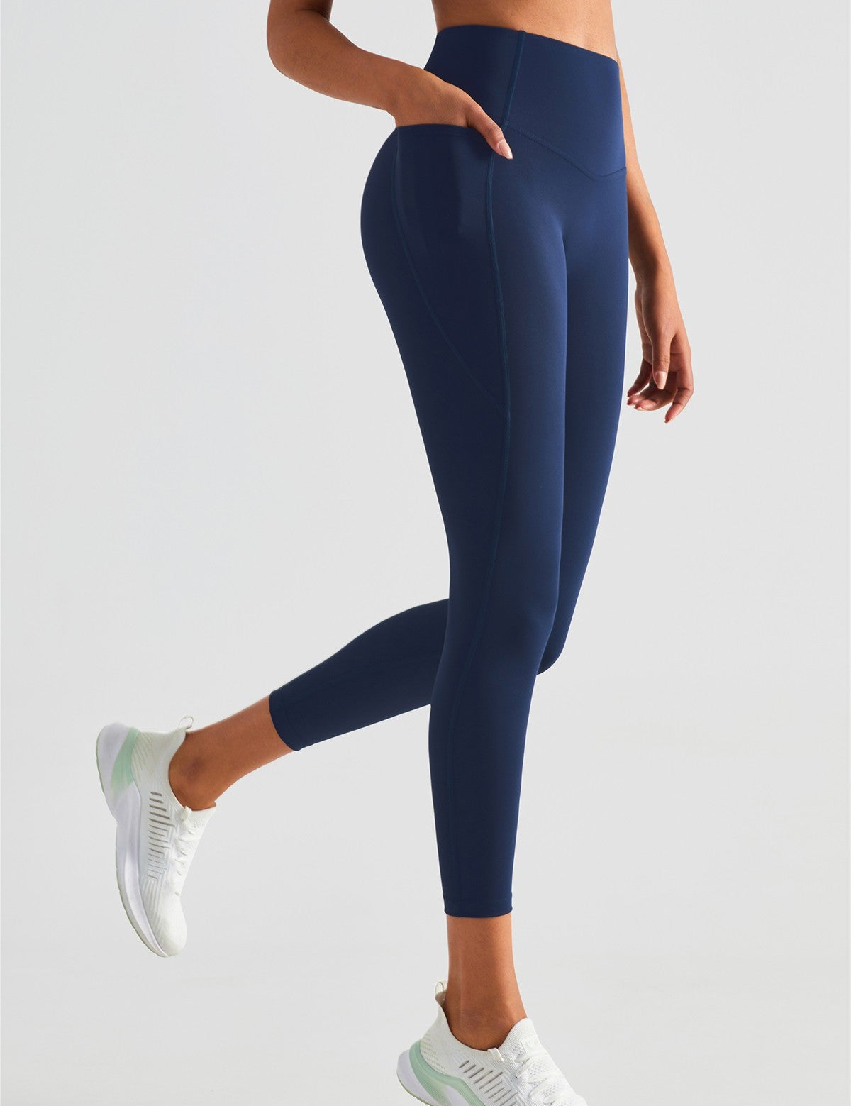 V-shaped Yoga Leggings with Pockets by bornfocus