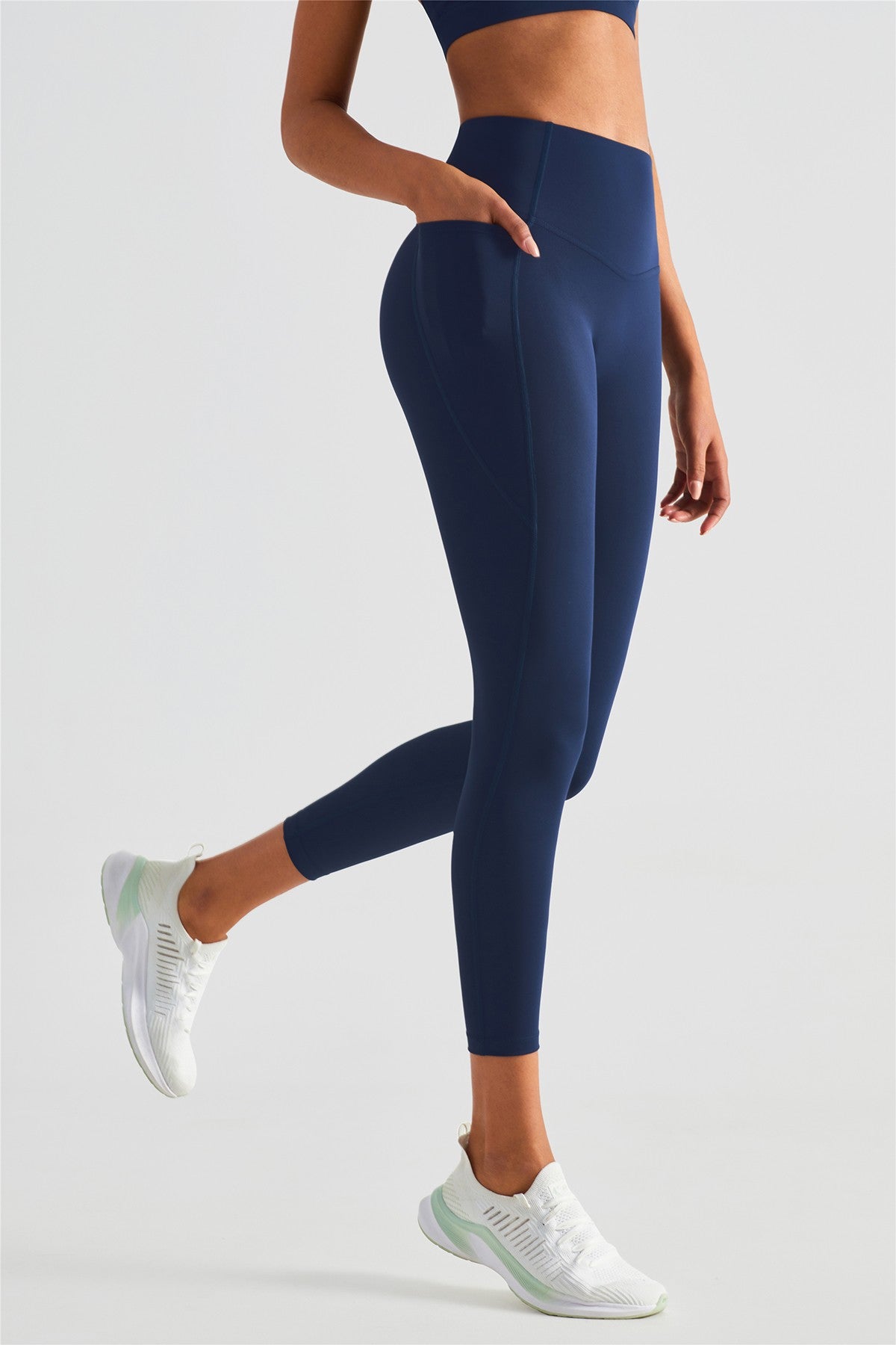 V-shaped Yoga Leggings with Pockets by bornfocus