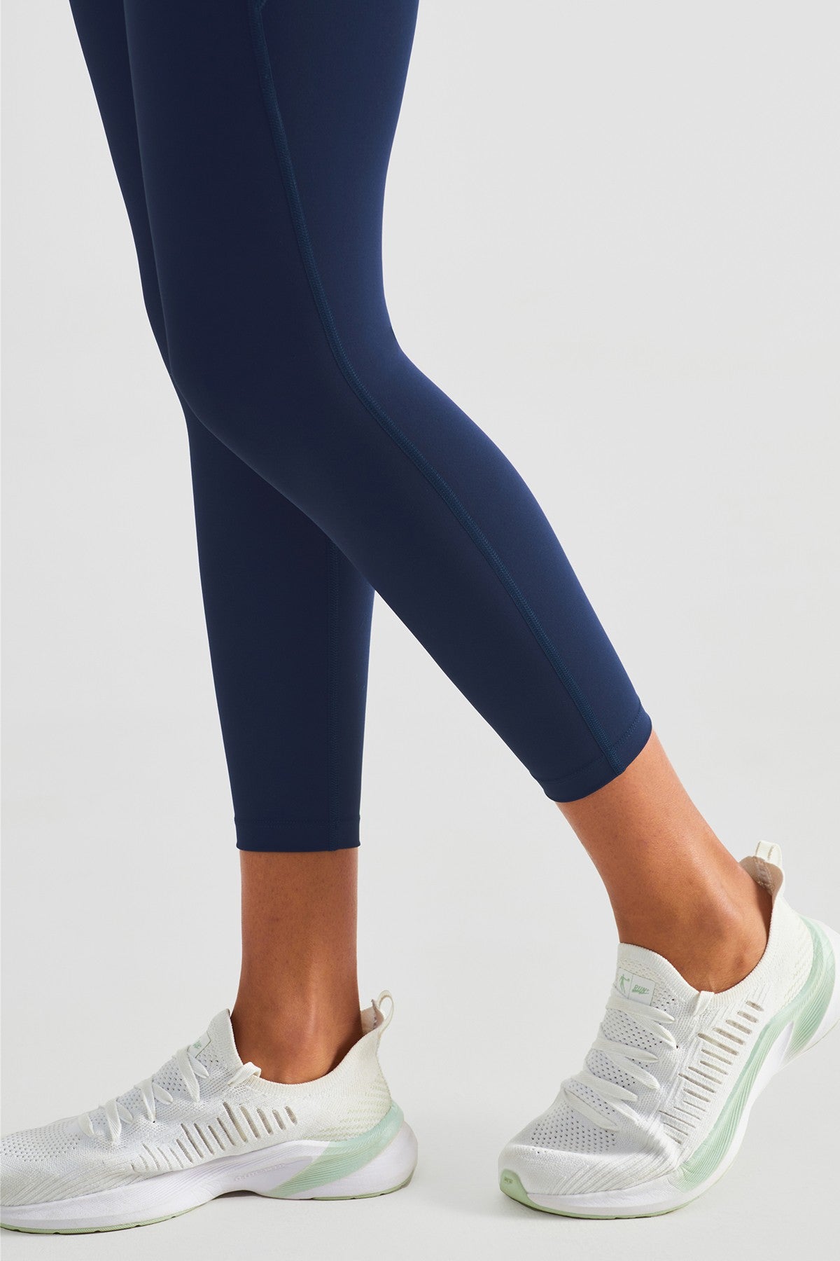 V-shaped Yoga Leggings with Pockets by bornfocus