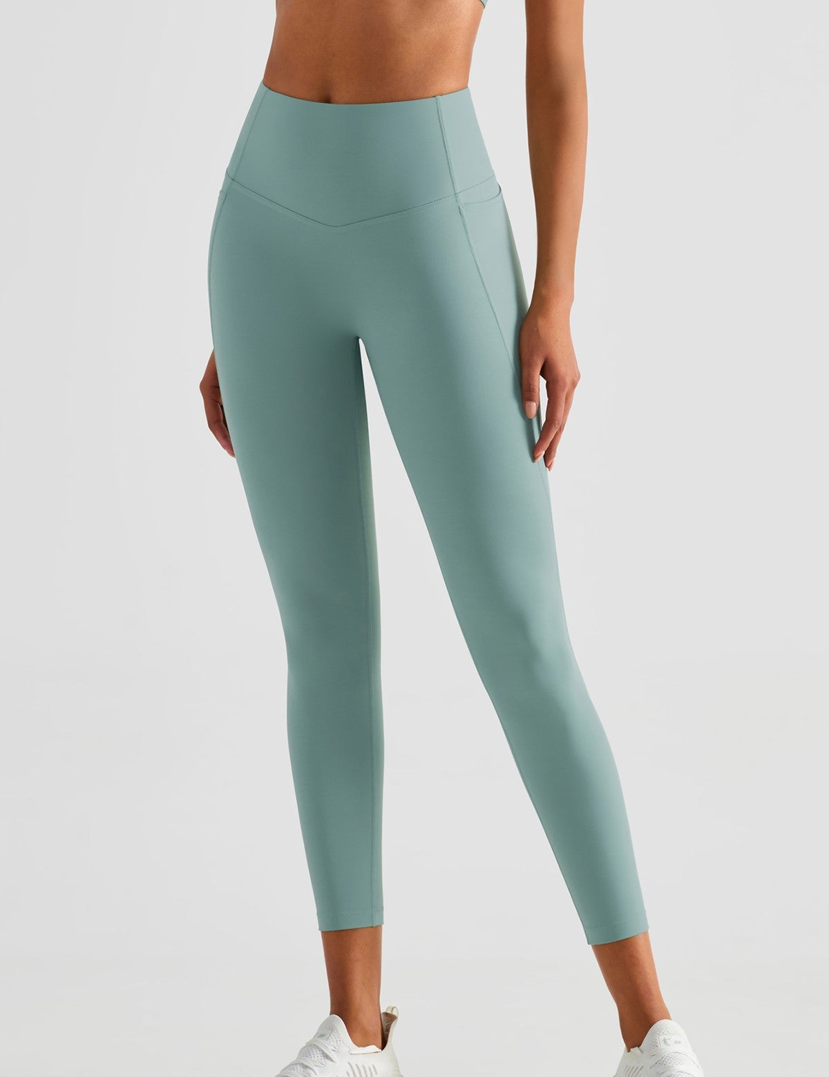 V-shaped Yoga Leggings with Pockets by bornfocus