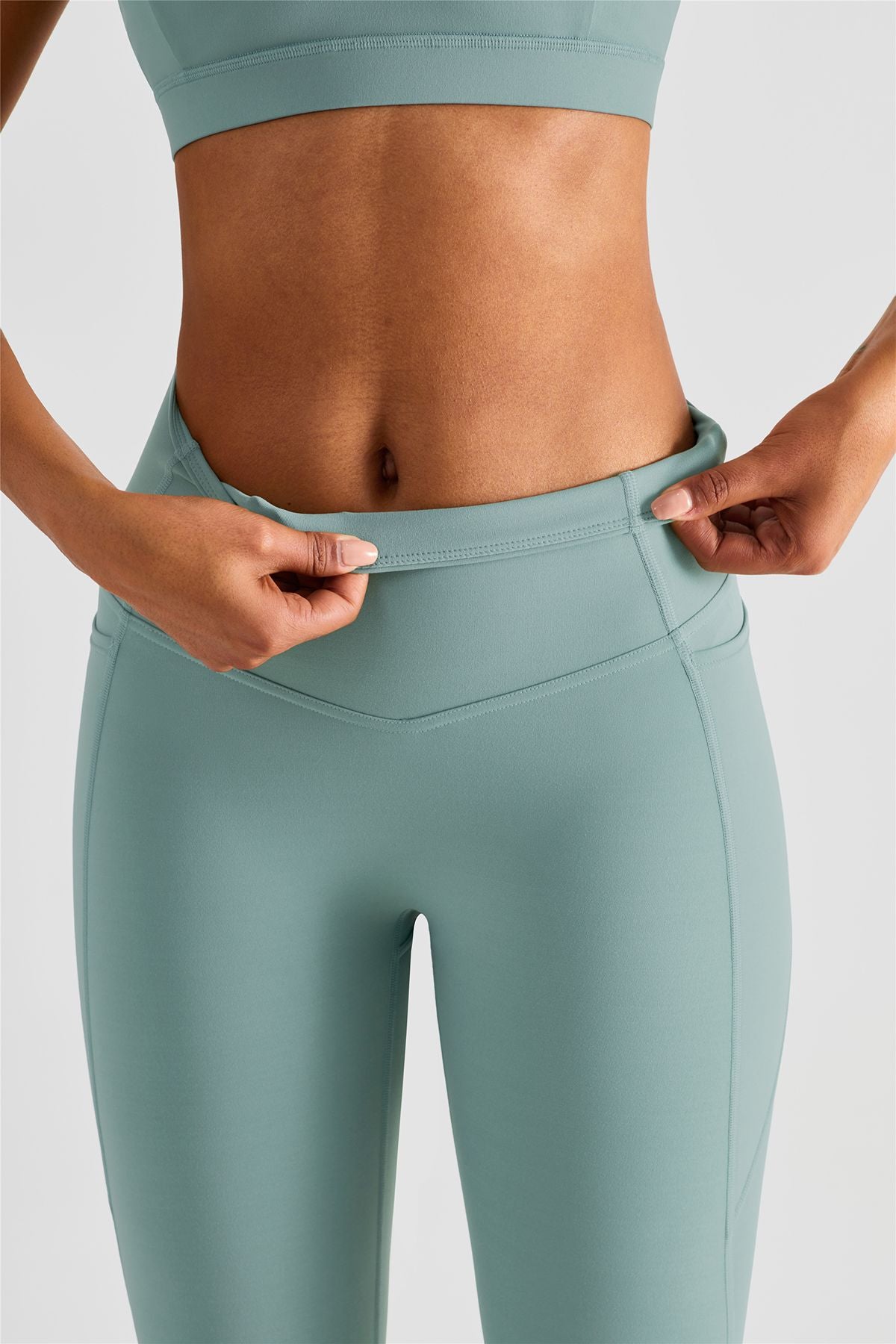 V-shaped Yoga Leggings with Pockets by bornfocus