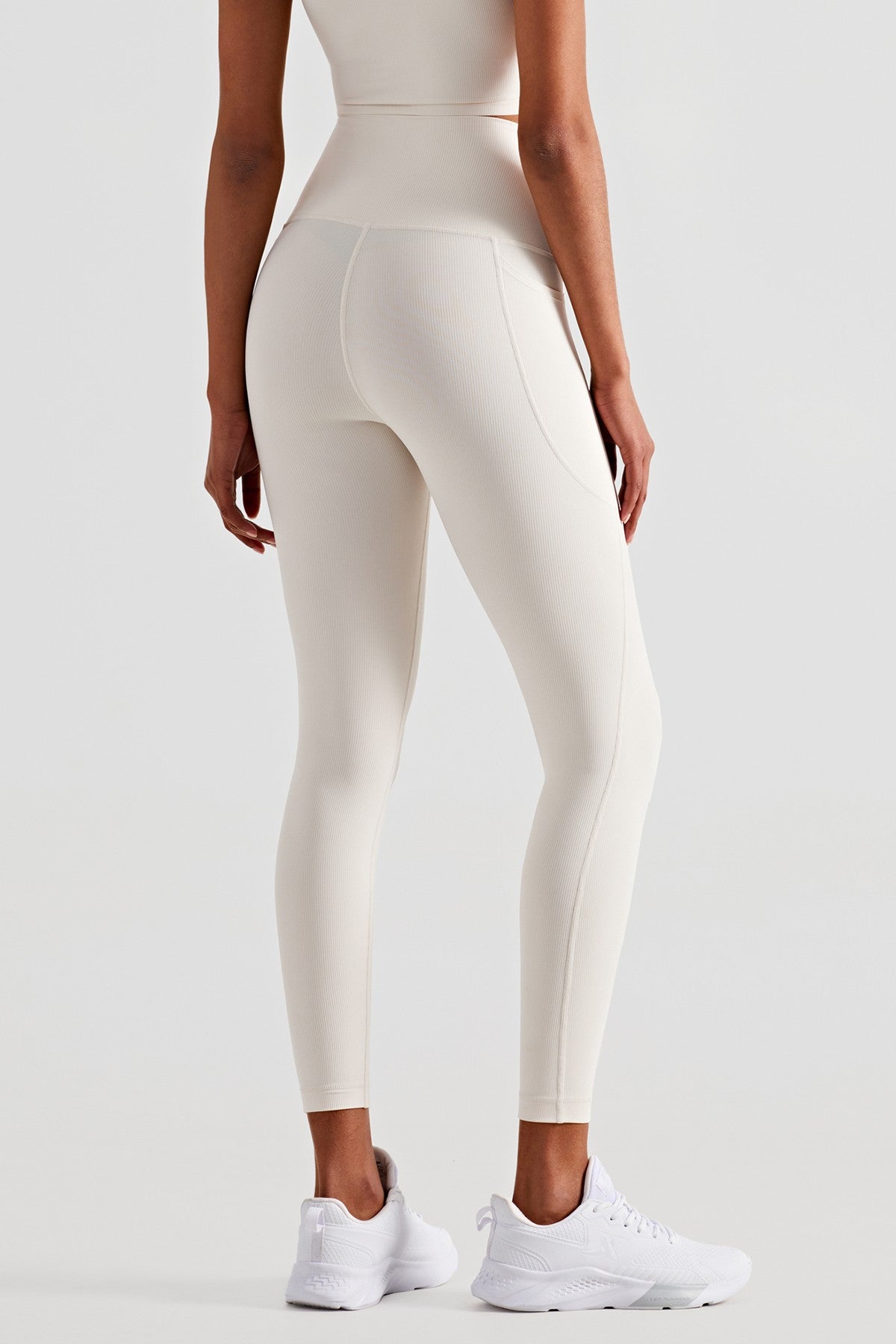 Ribbed Seamless Leggings with Pockets by bornfocus