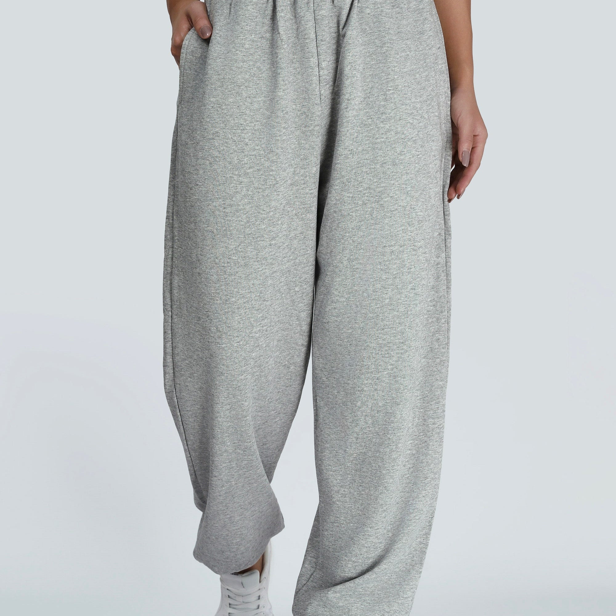 Low-Waist Sweatpant with Pockets by bornfocus