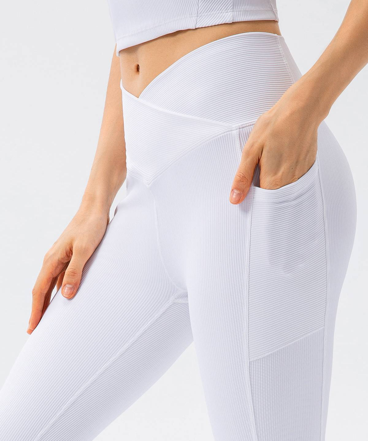 Ribbed V-Shape Leggings with Pockets by bornfocus