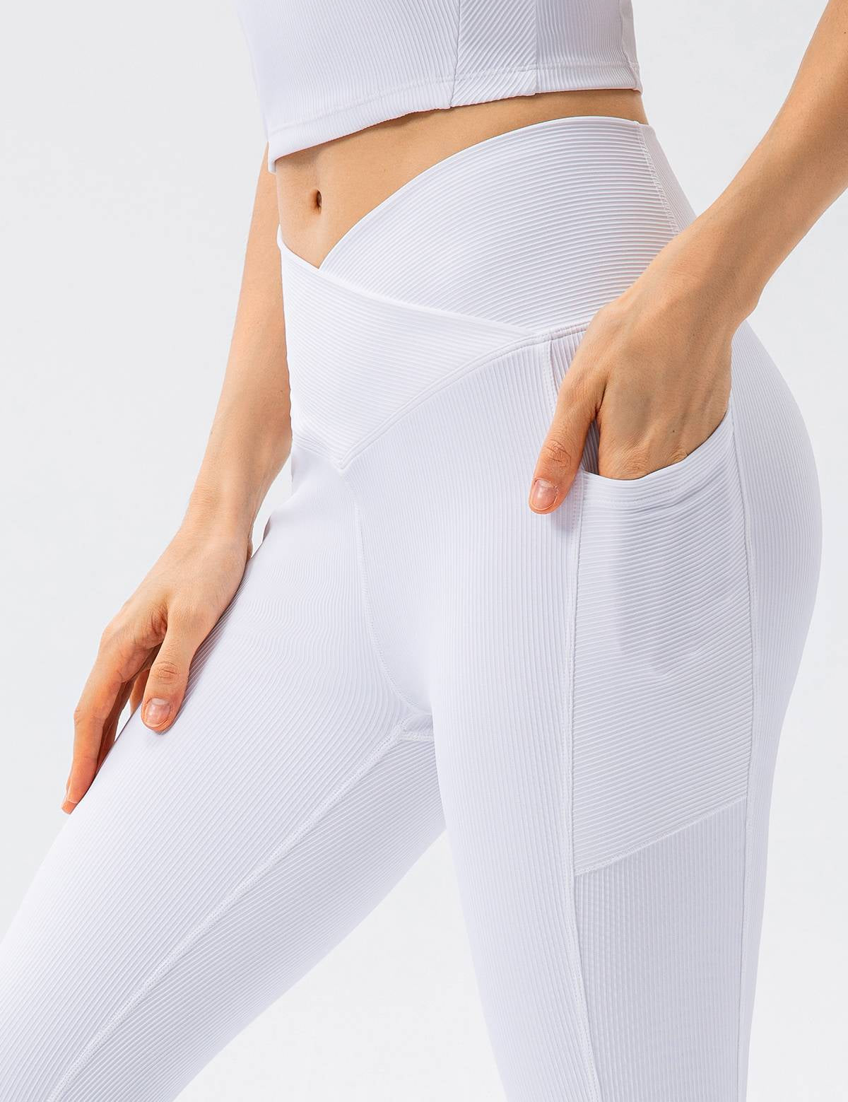 Ribbed V-Shape Leggings with Pockets by bornfocus