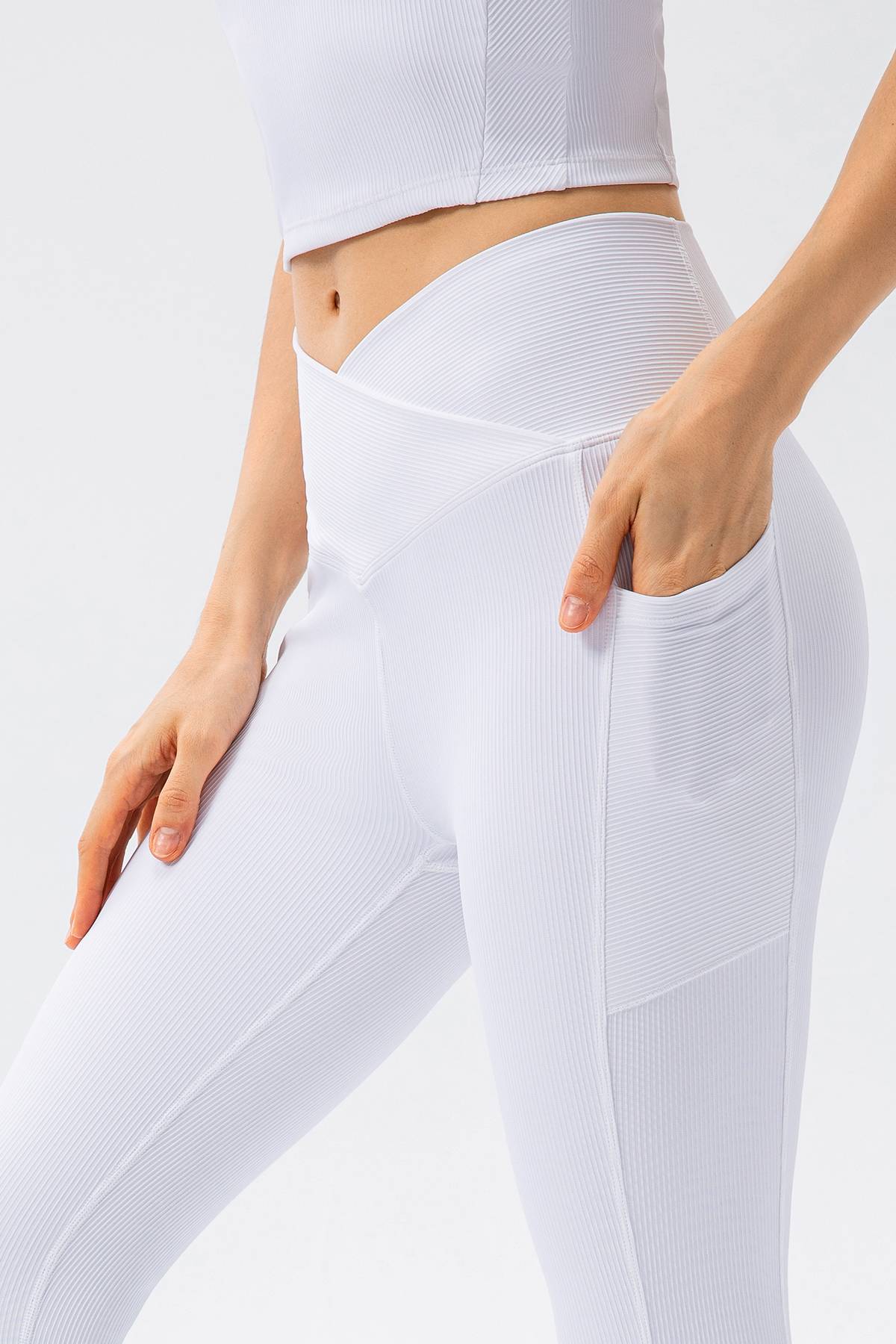 Ribbed V-Shape Leggings with Pockets by bornfocus