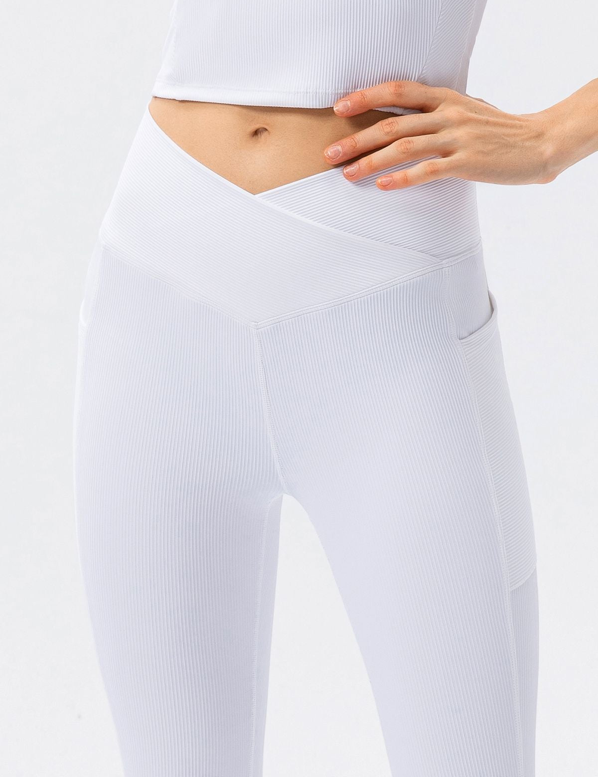 Ribbed V-Shape Leggings with Pockets by bornfocus